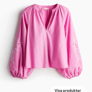 Rosa blus - Säljer denna jättefina rosa blus som är helt slutsåld. Endast testad och har lappen kvar! 💞