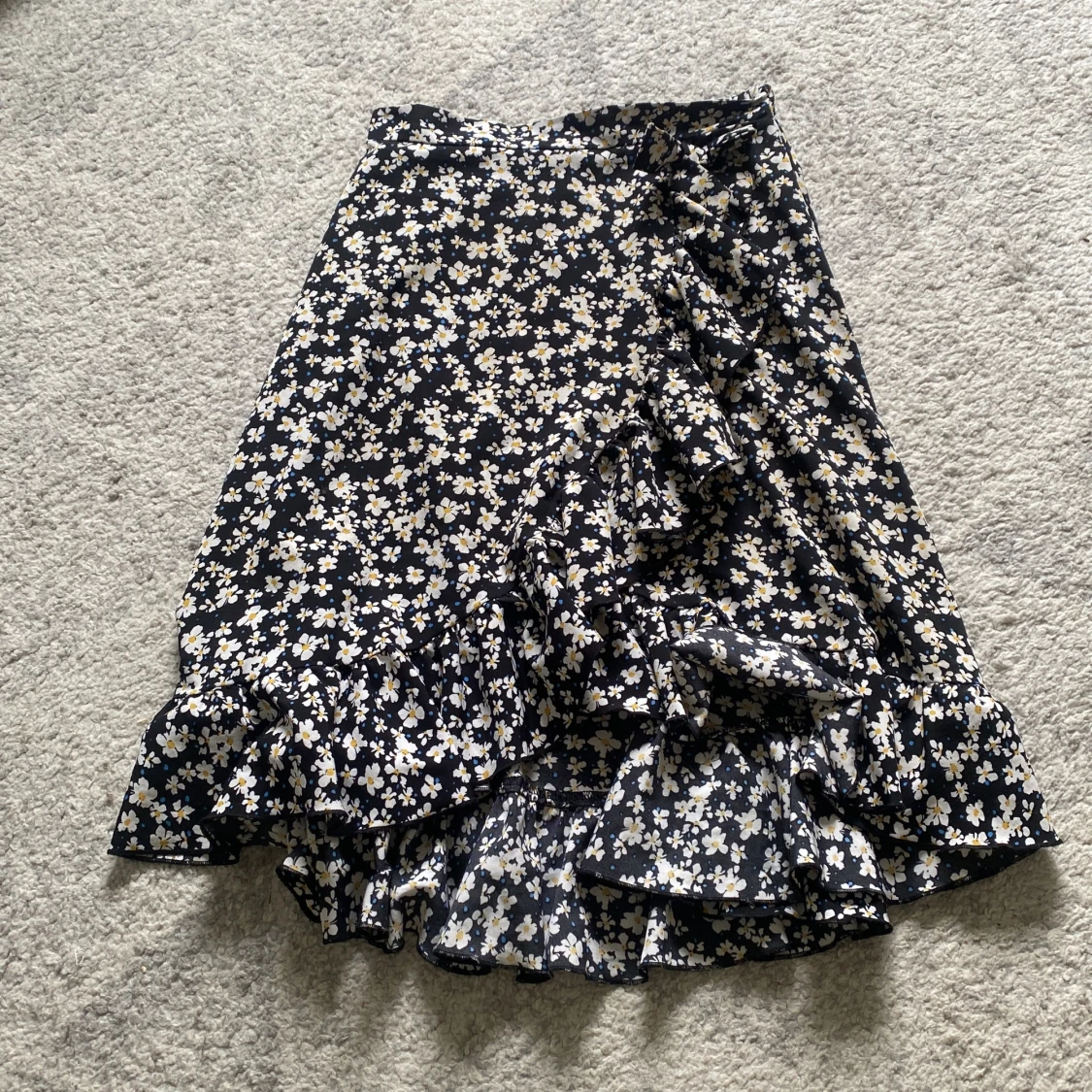 Medellång blommig kjol