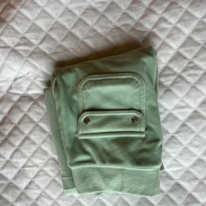 Pastellgröna juicy couture byxor  - Storlek xxs.Dom byxorna är i bra skick.Max använda 2-3 gånger.Färg pastellgröna.