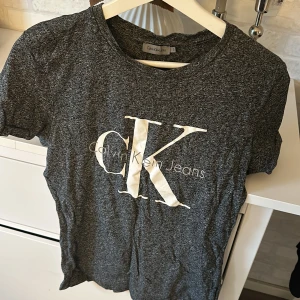 Calvin klein tshirt - Jättefin Calvin klein tshirt med mjukt material. Köpt på deras hemsida och är i storlek S
