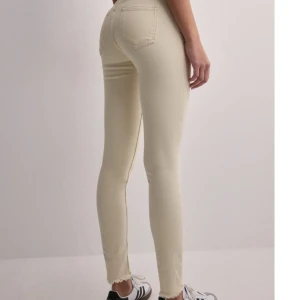 Snygga beiga jeans - Säljer dessa superbekväma stretchade byxor ifrån Only köpta på Nelly i en superfin ljusbeige färg!  Helt oanvända i storlek M/30
