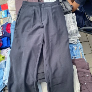 Kostymbyxor  - Oanvända kostymbyxor från lager 157, säljer då de är i fel storlek för mig. De är i sorken S men passar även M