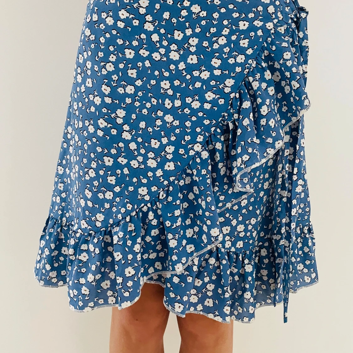Blå blommrig kjol