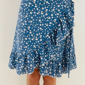 Blå blommrig kjol - XS, använd endast en gång, bra skick och stretchig midja 