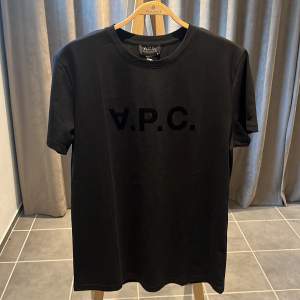 Säljer en helt ny A.P.C t-shirt i strl S | Nypris 1399 mitt pris 999 |