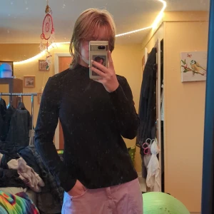 Svart ribbad turtleneck - Storlek M från KappAhl i bra skick