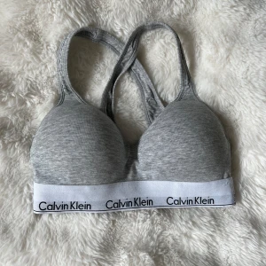 Calvin Klein sport bh - Fint skick. Säljer då den är för liten🤍