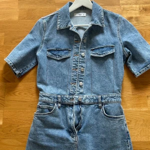 Jeansklänning - Superfin blå, kort jeansklänning ifrån mango i nyskick!! Strl M och normal i strl. Bara att skriva för fler bilder samt pris🫶🏼🫶🏼🫶🏼