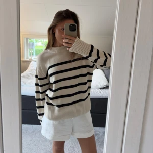 Gina Tricot Randig Stickad Tröja - Säljer denna jättefina stickade tröjan ifrån Gina Tricot. (OBS: Flyttar till USA i September så avslutar all min försäljning då).🇺🇸