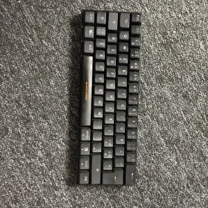 60% gaming tangentbord  - DK430BR modell från deltaco gaming  har använt den i runt ett år och nu köpt en ny den är bra skick  Bruna switches USB C kabel ingår med. 60% ny pris 580kr