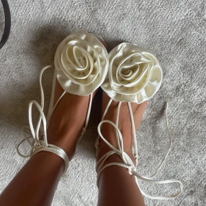 Sandaler med ros - Så fina. Helt nya. Speciell hmkollektion