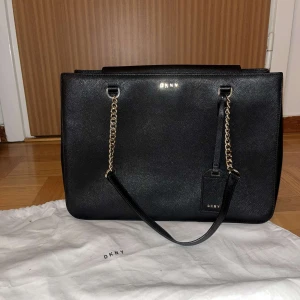 DKNY handväska  - Hej,   Säljer min DKNY väska, köpt på NK men har tyvärr inte kvitto kvar.   Nyskick.