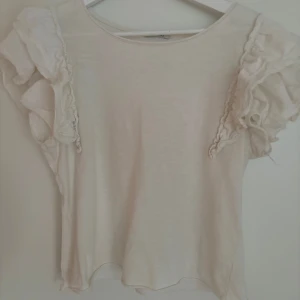 Volangblus - Supergullig beige volangblus💕