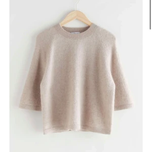 OTHER STORIES TSHIRT - Finaste stickade T-shirten från other stories. Har krympt pyttelite men inget som jag tänker på, passar perfekt på mig som vanligtvis har S/M💖💖