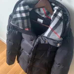 Burberry jacka/vest - SUPER bra jacka! Inga skador inga problem 😎 PERFEKT för vår/vintern🤩 går till och med att göra från en jacka till vest💪🏼 vid SNABB AFFÄR bättre pris ✅
