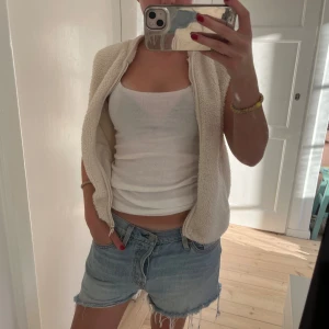 Crémevit teddy-väst! - Snygg väst i teddymaterial. 