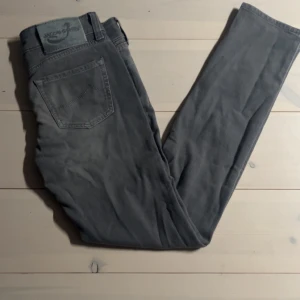 SUPER FETA jacob Cohen jeans!!! - Ett par gråa jacob Cohen jeans i storlek 27 men dessa passar även 29 pågrund av att denna modellen är flexibel🤩jeansen är i slim fit, ny pris -2999kr) vårt pris 999kr🥂🥂bara att skriva om funderingar,modellen är 173 och väger 55/60 kg ungefär 