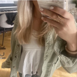 Grön jeansjacka  - Säljer denna populära super fina gröna jeansjackan från zara! Den är i super fint skick och så så fin nu till hösten! Storlek XS❤️