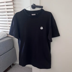 Moncler Palm Angels T Shirt - Moncler X Palm Angels T-Shirt, Storlek S men passar M, Cond 9/10 (flawless), Retail 3500kr, Dm för fler bilder🤞🏻