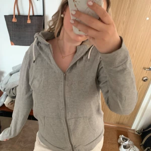 Grå zip up - Säljer denna gråa zip up från lager 157. Super skön och inget fel på den.