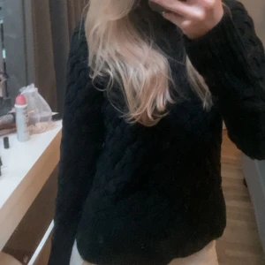 Stickad tröja från Cubus  - Stickad tröja från Cubus i storlek Xs. Färgen är svart och den är i jättebra skick. Har en liten krage som inte syns på bilden