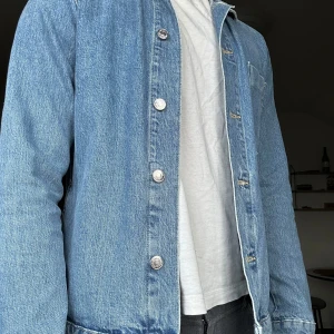 Jeansjacka - Snygg och stilren jeansjacka med en klassisk design. Jackan har en rak passform och är tillverkad i ett mjukt och bekvämt denimtyg. Bara skriv om det finns funderingar eller om du vill se fler bilder!