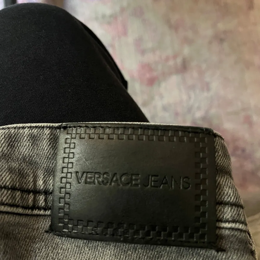 Versace jeans som har utgått ur sortimentet finns ej att köpa längre. Köpta för cirka ett år sedan men har bara legat i garderoben.  Endast använd 3 gånger, inga tecken på användning eller slitningar. Jeans & Byxor.