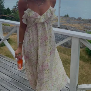Sommarklänning från h&m - Världens finaste klänning från H&m. Superfint skick, bara skrynklig på bilderna. Första två bilderna är lånade 🩷🩷