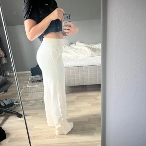 Vita kostymbyxor - Krämvita kostymbyxor som sitter väldigt snyggt men som tyvärr inte passar längre. 