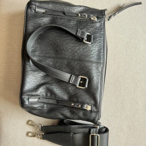 Don Donna väska - Svart väska från Don Donna. Får plats med en iPad, men inte en 14 tums laptop ☺️ 