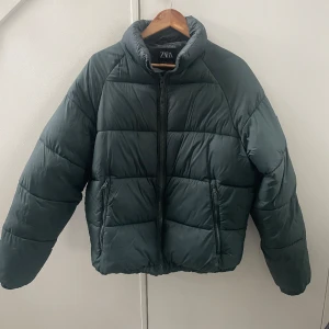 Zara jacka - Jättefin vinterjacka från Zara. Köpt förra året! Storlek M men passar även S🤍pris kan diskuteras