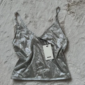 Linne - Omlott/vringad linne i silver köpt på bikbok. Helt ny. 