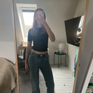 Blå jeans - Säljer dessa super fina jeans från H&M i storlek 36. De har en rak passform och är som nya💕