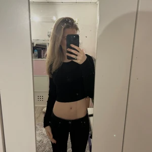 Svart tröja - En svart kortare tröja med långa ärmar. Säljer då den ej kommer till användning, använd endast en gång!