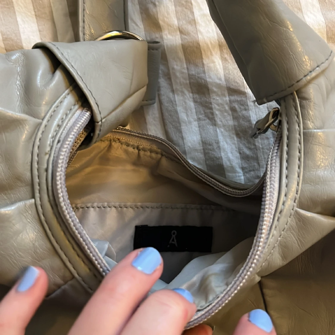 Liten läderväska i grå!  - 91