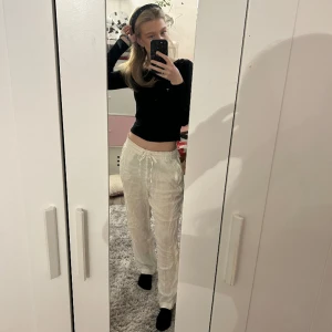 Linnebyxor - Säljer mina fina linnebyxor från HM då jag har köpt nya! Super sköna och snygga!