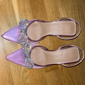 Asos klackar - Säljer mina jätte fina råsa klackar från asos som är perfekt till sommar kvällar! Säljer pågrund av för stor storlek och det är dessutom ändast testade. Perfekt skick!