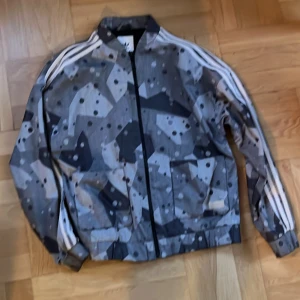 Adidas jacka - Jacquard vävd. Superfin vårjacka. Adidas när det är som bäst.  