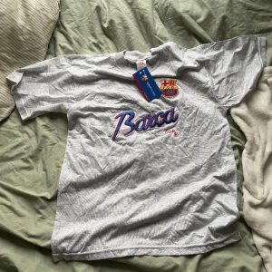 Barcelona tröja  - Barcelona tröja i nyskick med lapp kvar😃😃