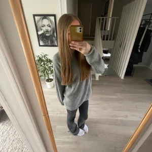 Grå oversised stickad hoodie!❤️ - Den är jätte fin kommer dock ej till användning! Den funkar som alla storlekar då den är rätt så stor.