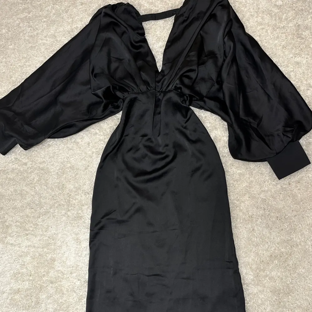 Helt ny svart långklänning från Boohoo. Använd endast 1 gågn. Passar perfekt sorlek XS-S . Klänningar.