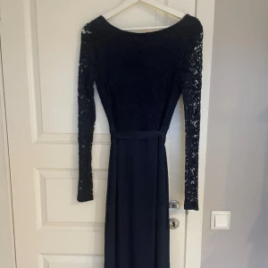 Balklänning  - Marinblå balklänning, använd 1 gång. Superbra skick. Band i midjan och öppen rygg