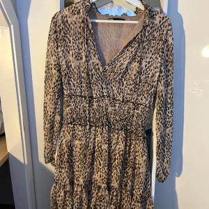 Zara klänning  - Klänning från zara i storlek S! Jättefint mönster som passar till alla årstider!💕💕