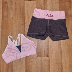 Gavelo sätt💕 - Helt oanvänt gavelo sätt. Båda delarna i storlek xs. Ny pris 300kr styck. Färgen säljs inte längre.  Säljer pågrund av för litet och kommer inte till användning💕