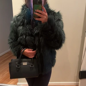 Pälsjacka - Säljer denna jätte fina pälsjacka jacka i stl xs-s eftersom jag fick hem den och den inte satt som jag ville. Jätte bra nu till våren! Hör av er ifall ni har några funderingar❤️OBS!! Kan även bytas mot en större stl