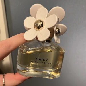 Daisy Marc Jacobs  - Kommer inte till användning. Ca 85% kvar. Öppen för byte. Fraktkostnad tillkommer. 