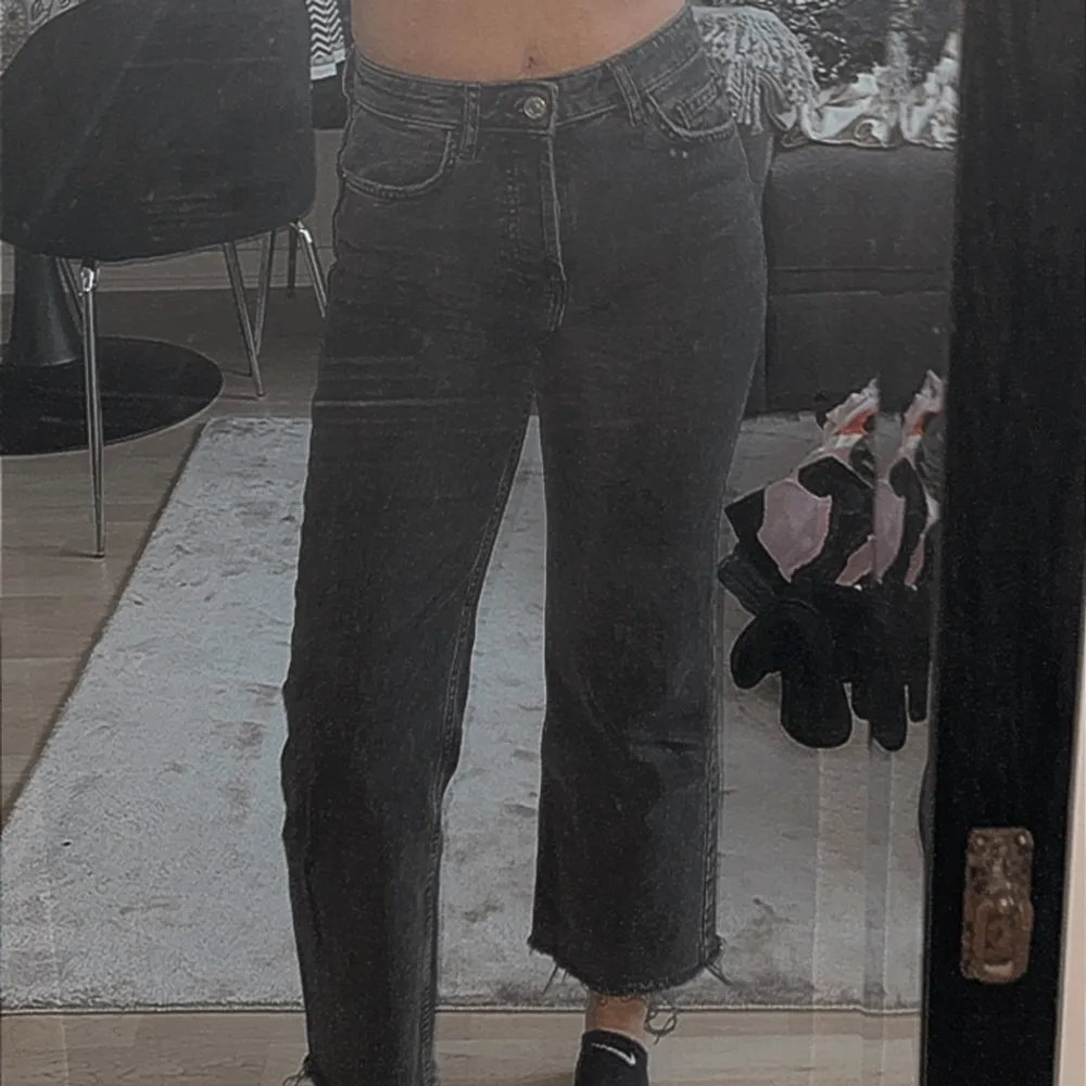 Super snygga zara jeans, är 160 cm så dom är kortare i modellen🌸 Skriv gärna om du har några frågor🤍. Jeans & Byxor.