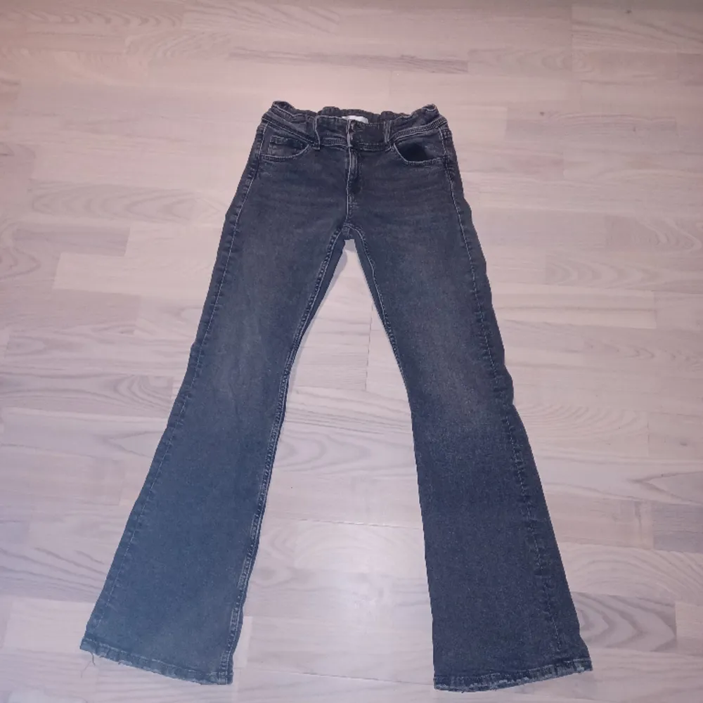Jag säljer mina Gina young jeans pågrund över att dem är försmå. Har använt några gånger, men dem är i super bra skick🙌🏼 Storleken är 158!. Jeans & Byxor.