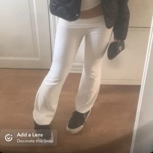 Vita yoga pants från Ginatricot strlk 158/Xss - Jag är 164 lite för korta för mig, har använt bara 2 gånger vita yoga pants från Ginatricot strlk 158/Xss