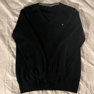 J.Lindeberg v-ringad tröja svart  - J.Lindeberg v-ringad tröja i svart. Storlek M men passar även för S. Mycket bra skick och har bara använts några gånger! Säljer för 399kr